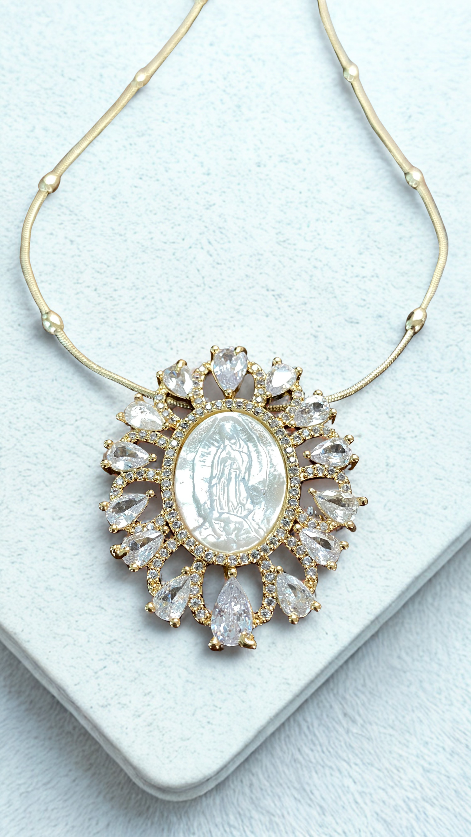 Gargantilla Virgen Guadalupe concha nàcar